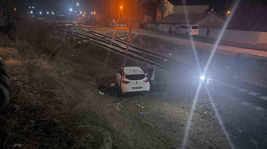 Polisten ka&ccedil;arken demiryoluna u&ccedil;tular: Otomobildeki 2 kişiye g&ouml;zaltı