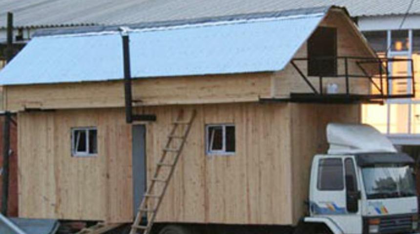 Yayla evini kamyon kasasında inşa etti