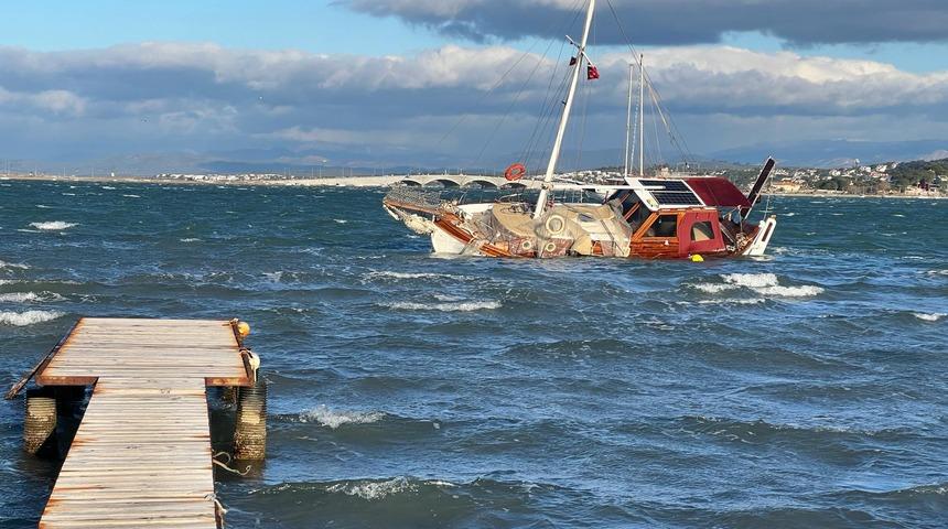 Ayvalık’ta kuvvetli fırtına nedeniyle tekneler alabora oldu