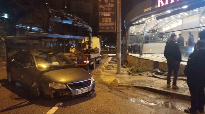 Maltepe’de kontrolden çıkan araç restorana girdi: 1 yaralı