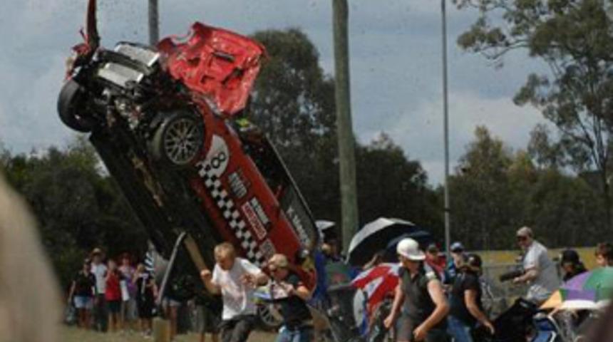 Yarış arabası seyircilerin &uuml;zerine u&ccedil;tu