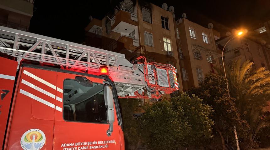 Adana'da apartman dairesinde çıkan yangın hasara neden oldu