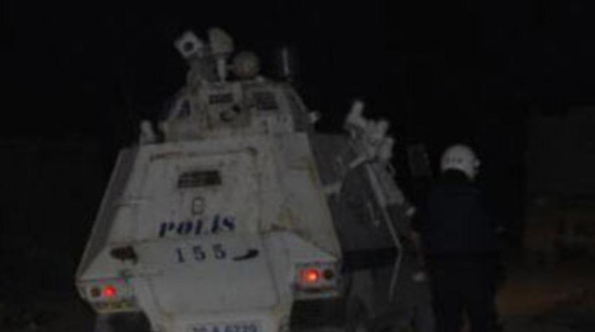 Flaş...Polise el bombalı saldırı