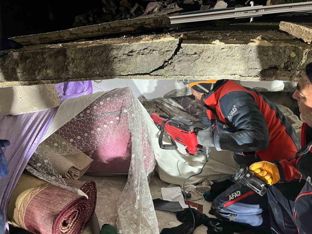 Depremde hasar almıştı! 2 katlı bina &ccedil;&ouml;kt&uuml; 10 kişi enkaz altında kaldı, acı haber geldi