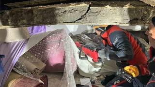 Depremde hasar almıştı! 2 katlı bina çöktü 10 kişi enkaz altında kaldı, acı haber geldi