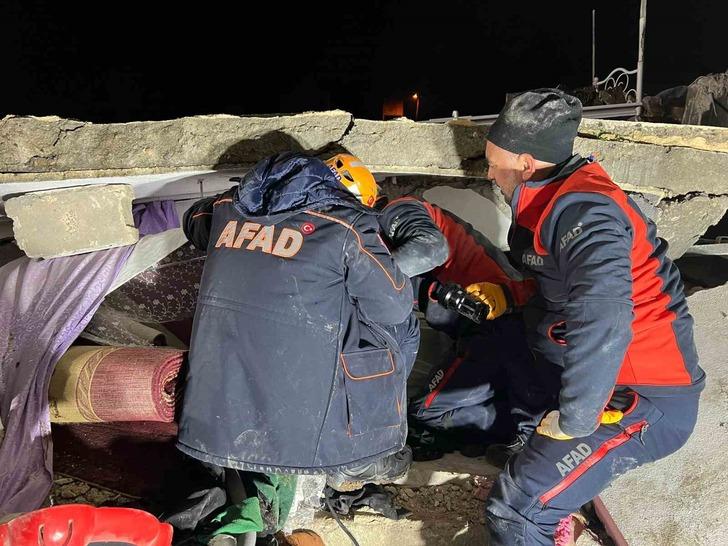 Depremde hasar almıştı! 2 katlı bina çöktü 10 kişi enkaz altında kaldı, acı haber geldi G4