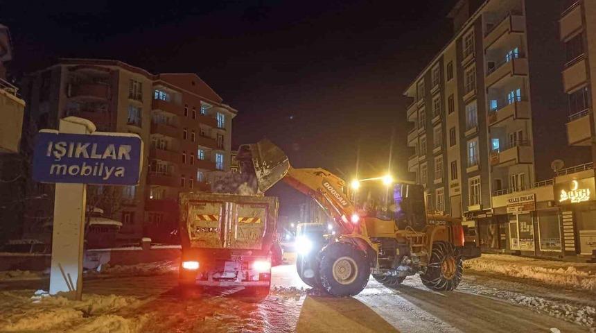 Erciş’te kar yığınları kamyonlarla taşınıyor