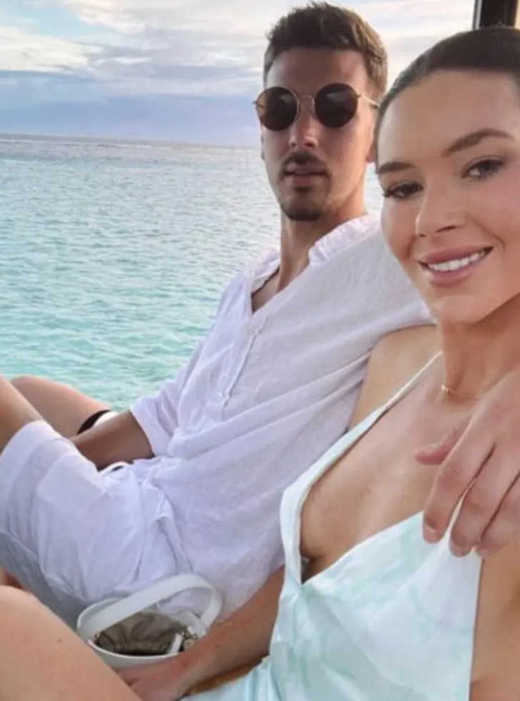 Sevgilisinin görüntülü aramasına tamamen çıplak bir şekilde cevap verdi! Ailesini bir anda karşısında görünce şaşırdı... "Ailesiyle birlikte olduğunu bilmiyordum" G2