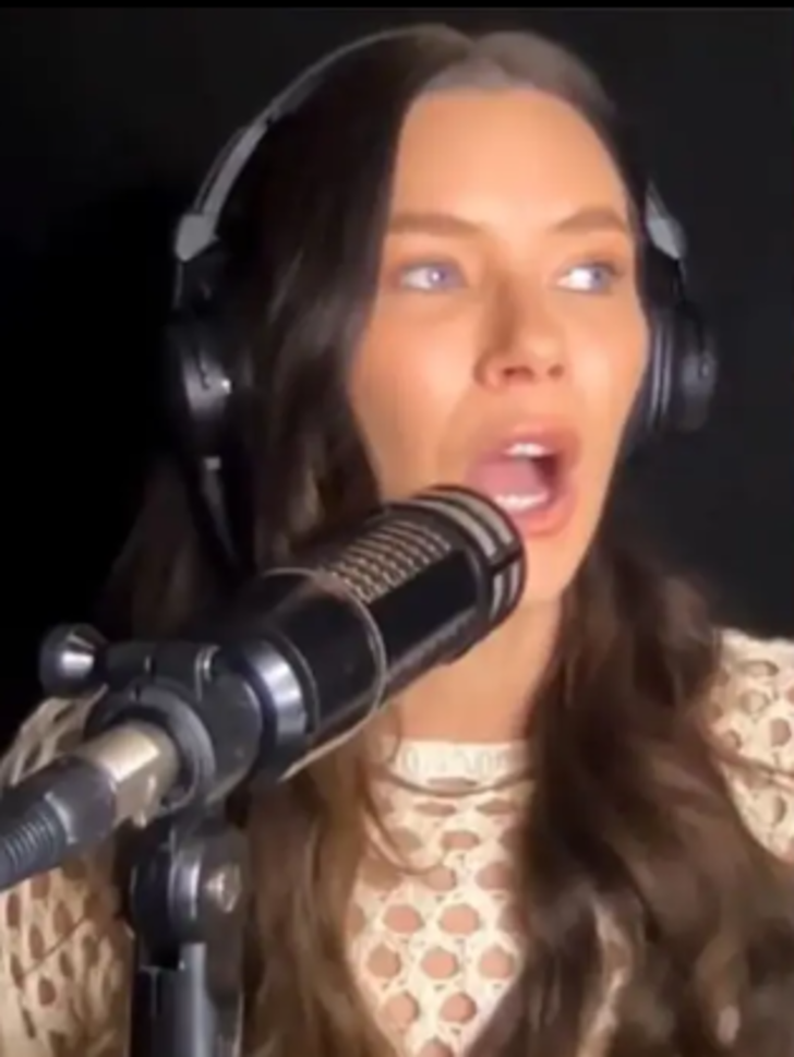 Sevgilisinin görüntülü aramasına tamamen çıplak bir şekilde cevap verdi! Ailesini bir anda karşısında görünce şaşırdı... "Ailesiyle birlikte olduğunu bilmiyordum" G3