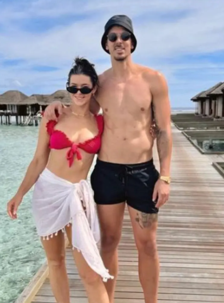 Sevgilisinin görüntülü aramasına tamamen çıplak bir şekilde cevap verdi! Ailesini bir anda karşısında görünce şaşırdı... "Ailesiyle birlikte olduğunu bilmiyordum" G4