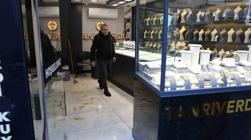 Kuyumcudan hırsızlık yapmaya kalkıştı, yakalanınca dükkanın ortasına tuvaletini yaptı