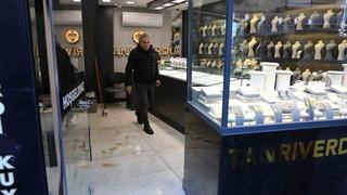 Kuyumcudan hırsızlık yapmaya kalkıştı, yakalanınca dükkanın ortasına tuvaletini yaptı