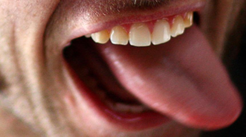 Eve sarhoş gelince dilini kopardı