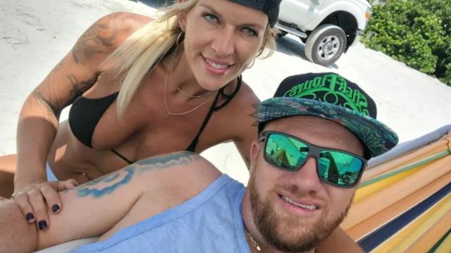 Arabasının üzerine müstehcen sayfasının reklamını astı! Çocuklarının okuluna girişi engellenince isyan etti... Ailem için para kazanıyorum