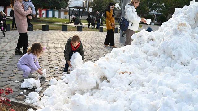 Kar yağmayan Antalya’ya çocuklar için yaylalardan kamyonlarla kar getirildi