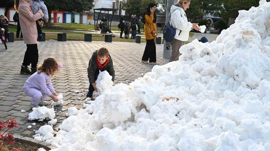 Kar yağmayan Antalya’ya çocuklar için yaylalardan kamyonlarla kar getirildi