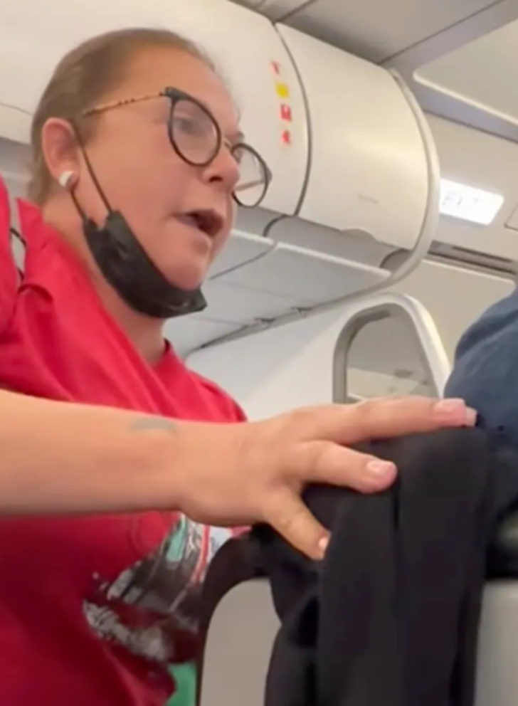 Tuvalete gitmesine izin verilmeyen yolcu ortalığı birbirine kattı! Uçağın ortasında pantolonunu indirip iç çamaşırını çıkarttı... Yolculara küfredip ölümle tehdit etti G1