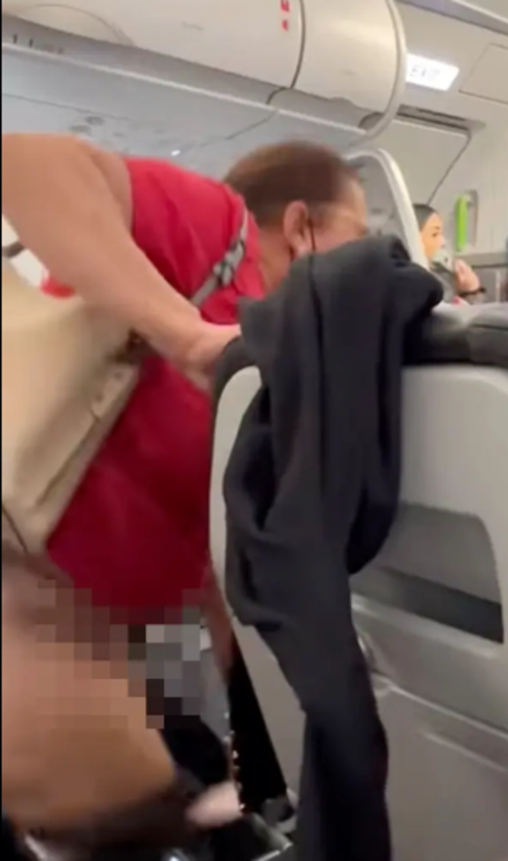 Tuvalete gitmesine izin verilmeyen yolcu ortalığı birbirine kattı! Uçağın ortasında pantolonunu indirip iç çamaşırını çıkarttı... Yolculara küfredip ölümle tehdit etti G2