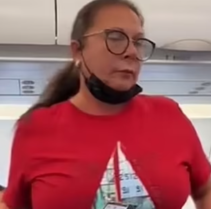 Tuvalete gitmesine izin verilmeyen yolcu ortalığı birbirine kattı! Uçağın ortasında pantolonunu indirip iç çamaşırını çıkarttı... Yolculara küfredip ölümle tehdit etti G4