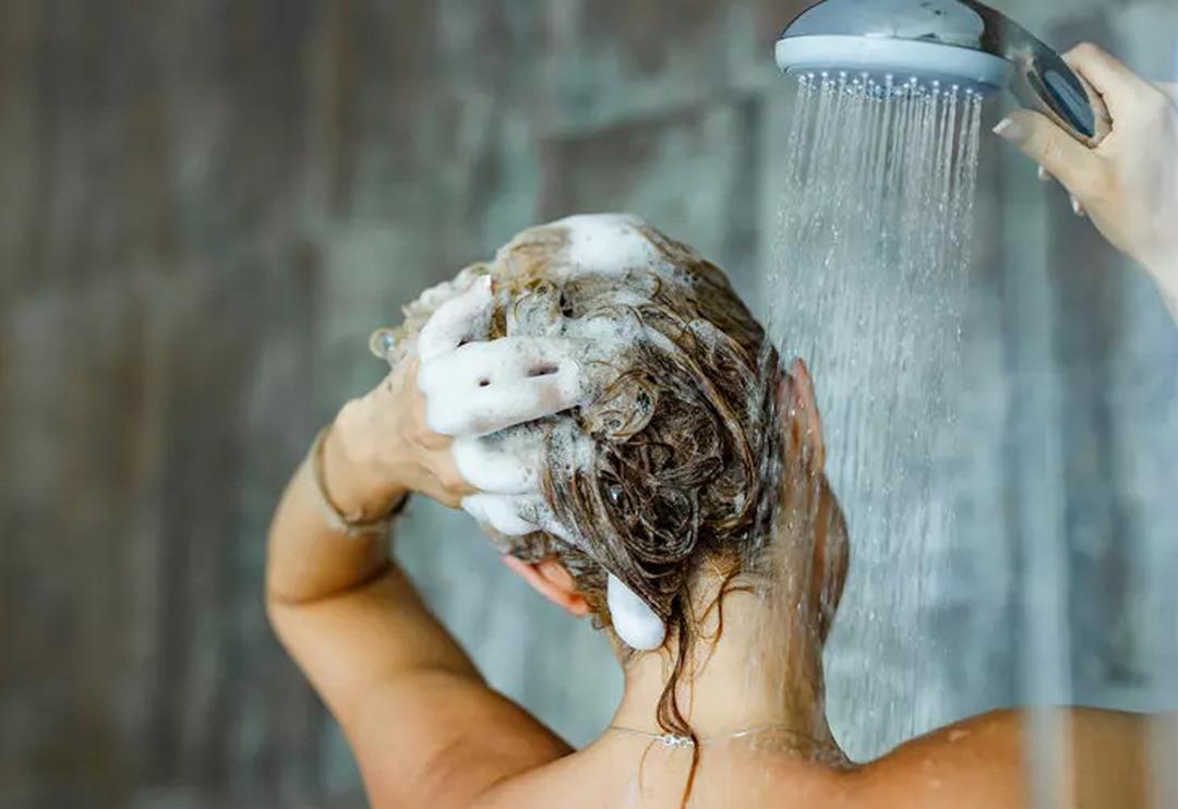 'Her duş alma sırasında...' Kadınlar i&ccedil;in o yaşı işaret ederek uyardı! 'Mutlaka yaptırılmalı'