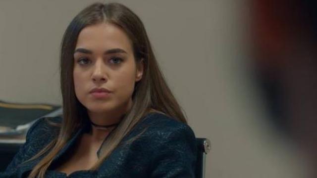 Bensu Soral mini eteğinin fermuarını açıp poz verdi! File çorap detayı...