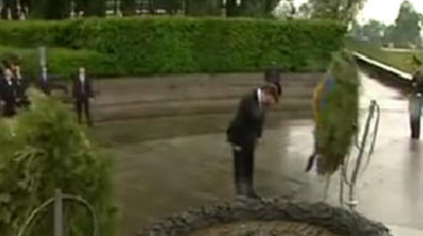 Cumhurbaşkanı'nın başına &ccedil;elenk d&uuml;şt&uuml;