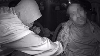 Takside dehşet kamerada! Soğukta bekleyip üşümesin diye aldığı yolcu kabusu yaşattı