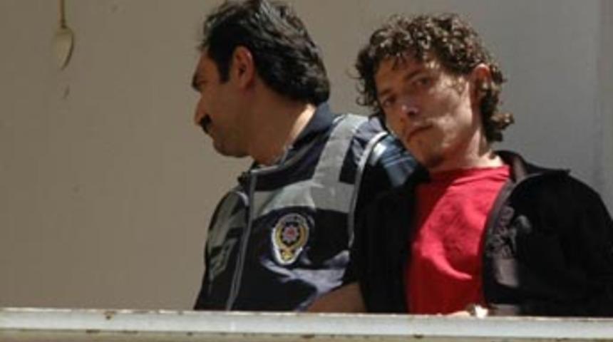 Patronunu vurmaya gitti, karısını öldürdü