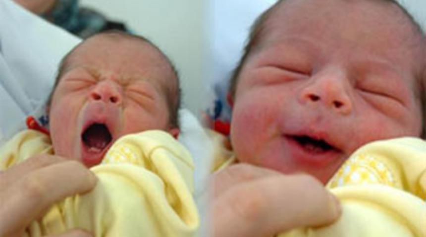 16 g&uuml;n gecikme ve 2 dişiyle doğdu