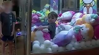 Merakına yenik düştü, oyuncak kapma makinesine sıkışıp kaldı! Polis, 3 yaşındaki afacanı böyle kurtardı