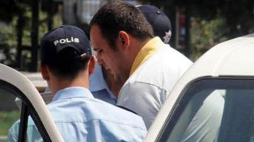 Doktoru bı&ccedil;aklayarak &ouml;ld&uuml;rd&uuml;