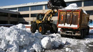 Bitlis'te cadde ve sokaklarda biriken kar kamyonlarla kent dışına taşınıyor