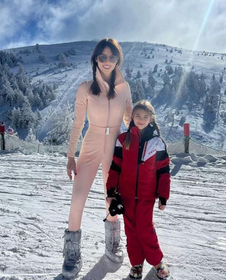Nefise Karatay yıllara meydan okuyor! Kızı Maya ile kayakta pozlarına yorum yağdı G4