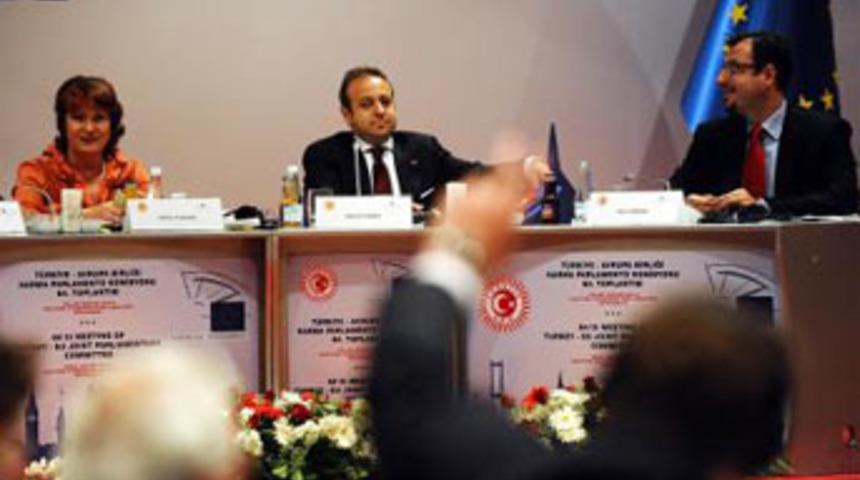 Bağış'tan Hollandalı vekile: Saygısız!