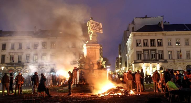 Avrupa alev alev yanıyor: Çiftçilerin bu seferki adresi Belçika! Öfkeli kalabalık sokakları yakıp Avrupa Parlamento binasını kuşattı G1