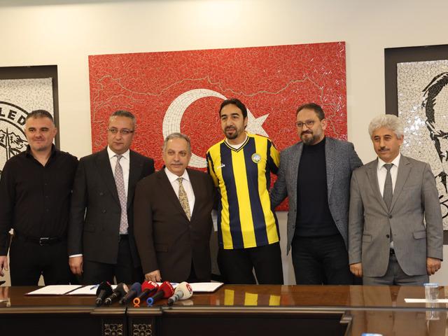 43 yaşındaki İbrahim Öztürk gençlere taş çıkartıyor