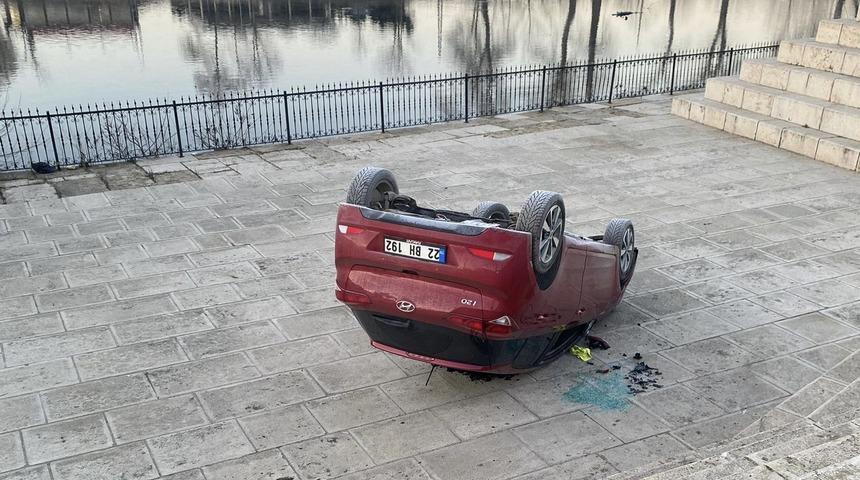 Edirne’de takla atan otomobil az kalsın Tunca Nehri’ne uçuyordu