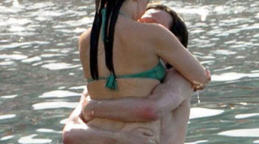 Aşkını herkese g&ouml;sterdi