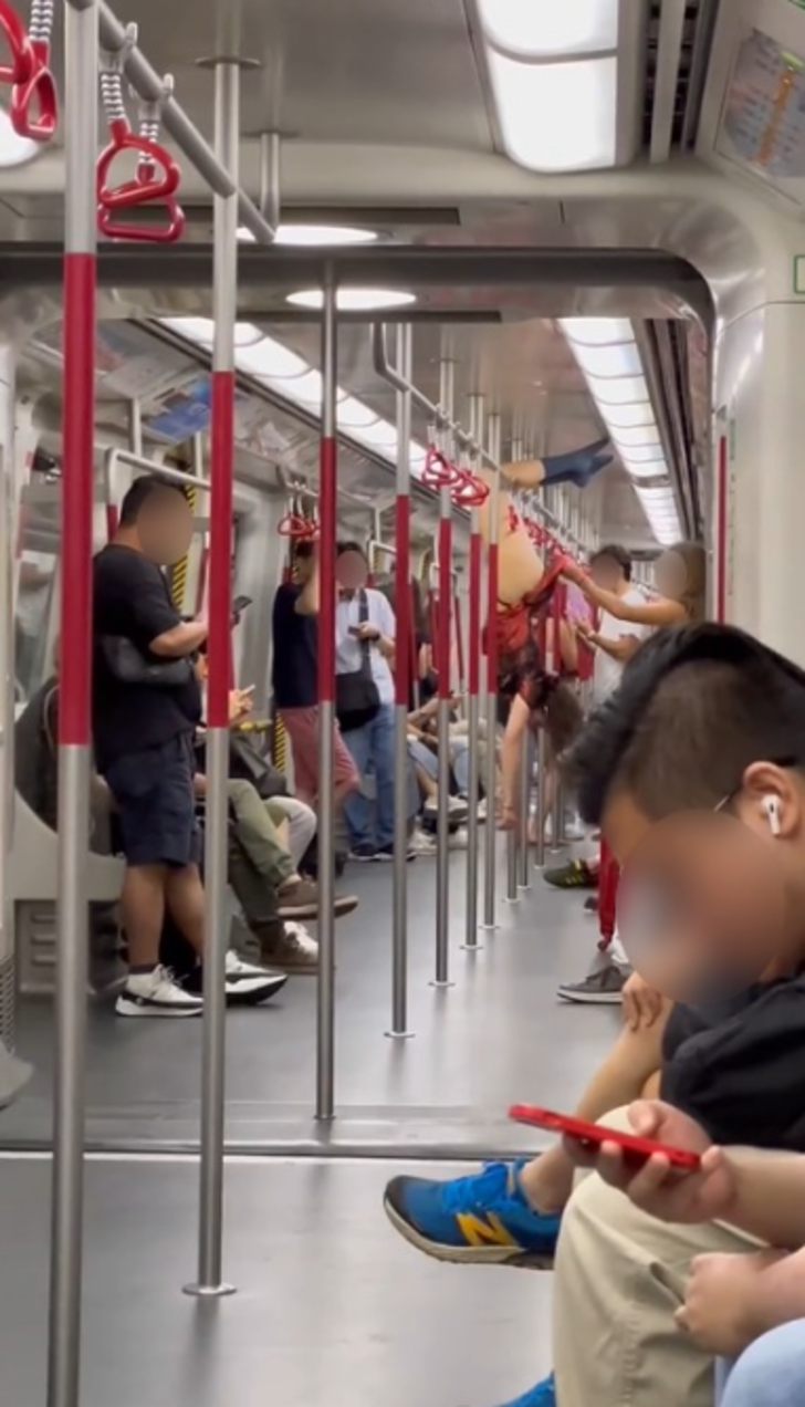 Bir gören bir daha baktı! Trende demirlere yaslanıp baş aşağı asılı kaldı... "Bunu neden yapmış ki?" G3