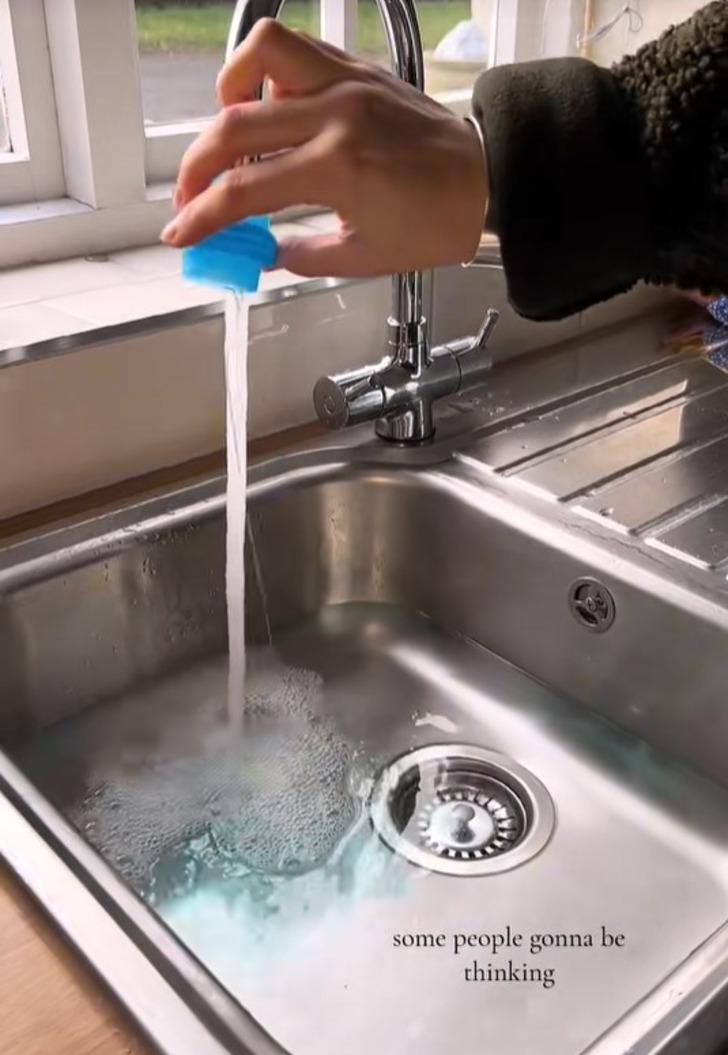 'Kıyafetlerimi yılda bir kez yıkarım' Kotlarını dondurucuya koyuyor! 'Gerçekten kokmuyor' Herkes şaşırtıcı yöntemini konuşuyor G2