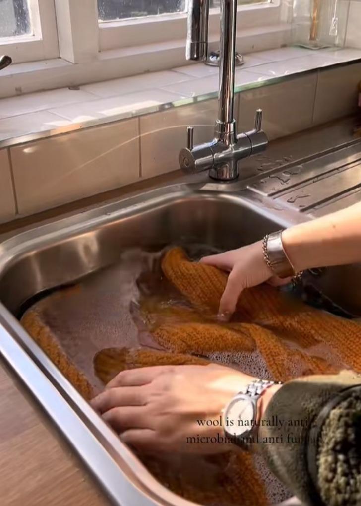 'Kıyafetlerimi yılda bir kez yıkarım' Kotlarını dondurucuya koyuyor! 'Gerçekten kokmuyor' Herkes şaşırtıcı yöntemini konuşuyor G3