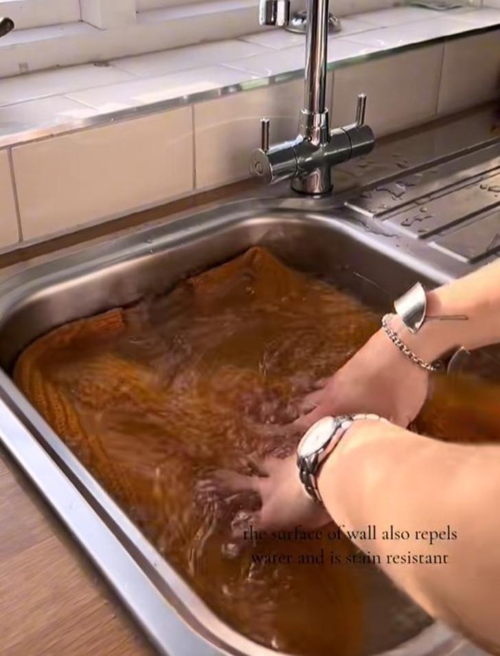 'Kıyafetlerimi yılda bir kez yıkarım' Kotlarını dondurucuya koyuyor! 'Gerçekten kokmuyor' Herkes şaşırtıcı yöntemini konuşuyor G4