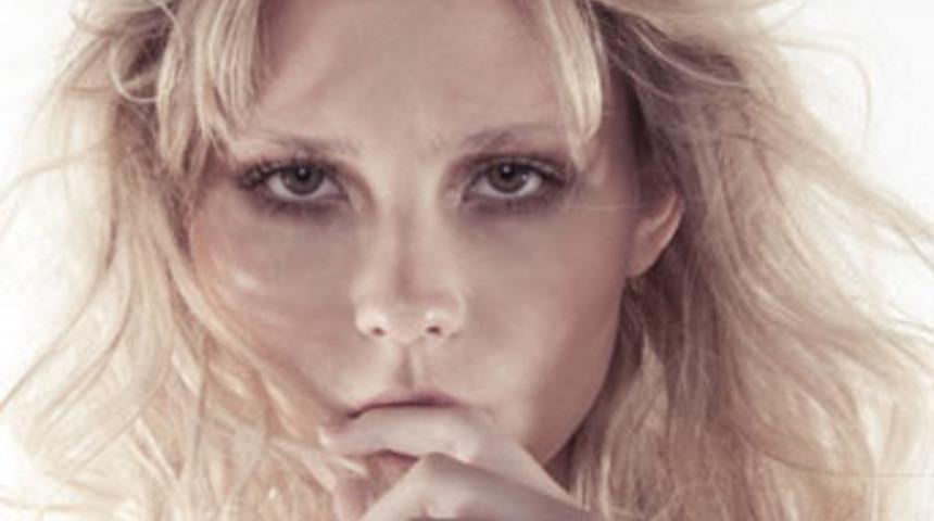 Martha parmak ısırttı...