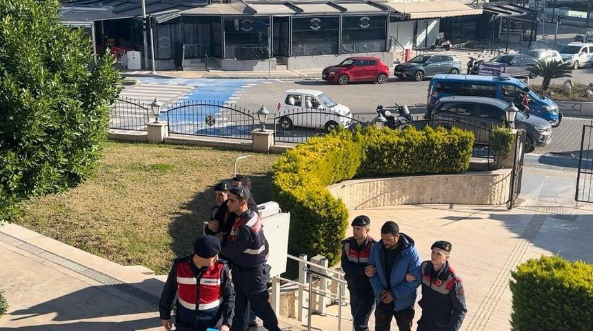 Marmaris’te işyerini silahla basan iki şüpheli tutuklandı