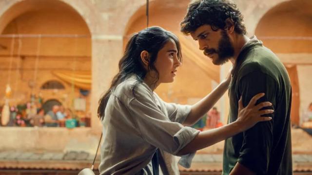 Başrollerini Alperen Duymaz ve Funda Eryiğit'in paylaştığı 'Kül' filminden ilk sahne paylaşıldı! Geliyor gelmekte olan