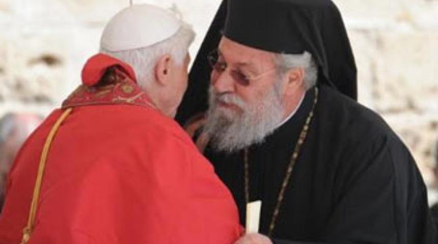 Papa'yı g&ouml;r&uuml;nce sa&ccedil;maladı