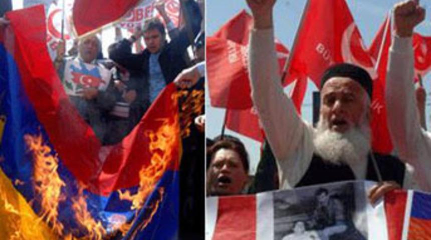 Taksim'de Ermenistan bayrağı yakıldı