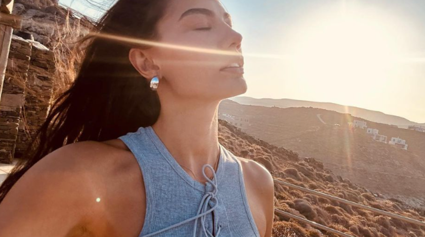 Adım Farah'ın güzeli Demet Özdemir Milano pozlarıyla sosyal medyayı salladı! Ceketinin içine hiçbir şey giymedi