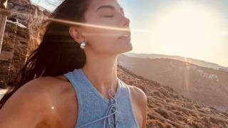 Adım Farah'ın güzeli Demet Özdemir Milano pozlarıyla sosyal medyayı salladı! Ceketinin içine hiçbir şey giymedi