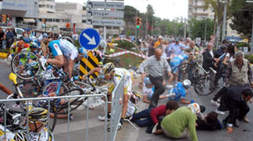 Bisiklet&ccedil;iler, seyircilerin arasına daldı